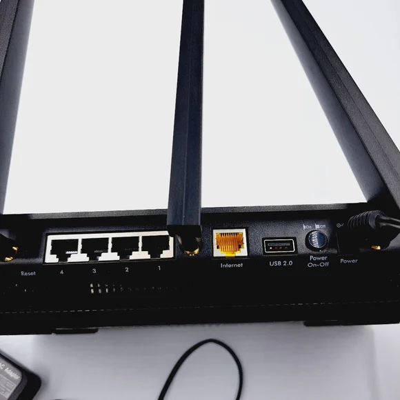 NETGEAR Nighthawk Smart Wi-Fi Router (R7000) - AC1900 - Picture 11 of 13